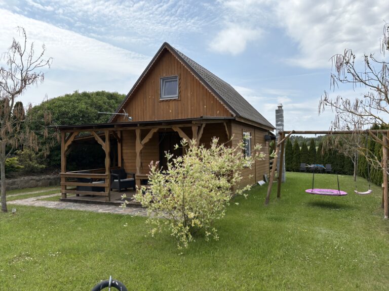 Domek nr II huśtawka dla dzieci, boisko, basen